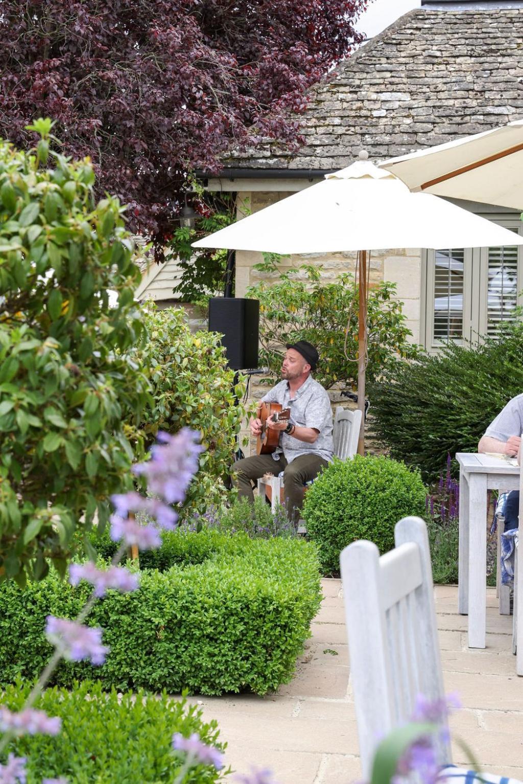 The Three Horseshoes Hotel Asthall Exterior photo